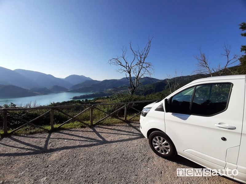 Ford Transit Custom Plug-in Hybrid al Lago del Turano