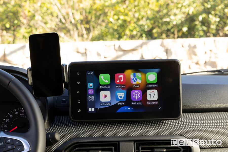 Infotainment Apple CarPlay abitacolo nuovo Dacia Jogger