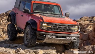 Vista di profilo Ford Bronco Raptor in azione sulle rocce