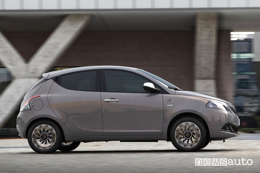 Vista laterale Lancia Ypsilon Alberta Ferretti su strada