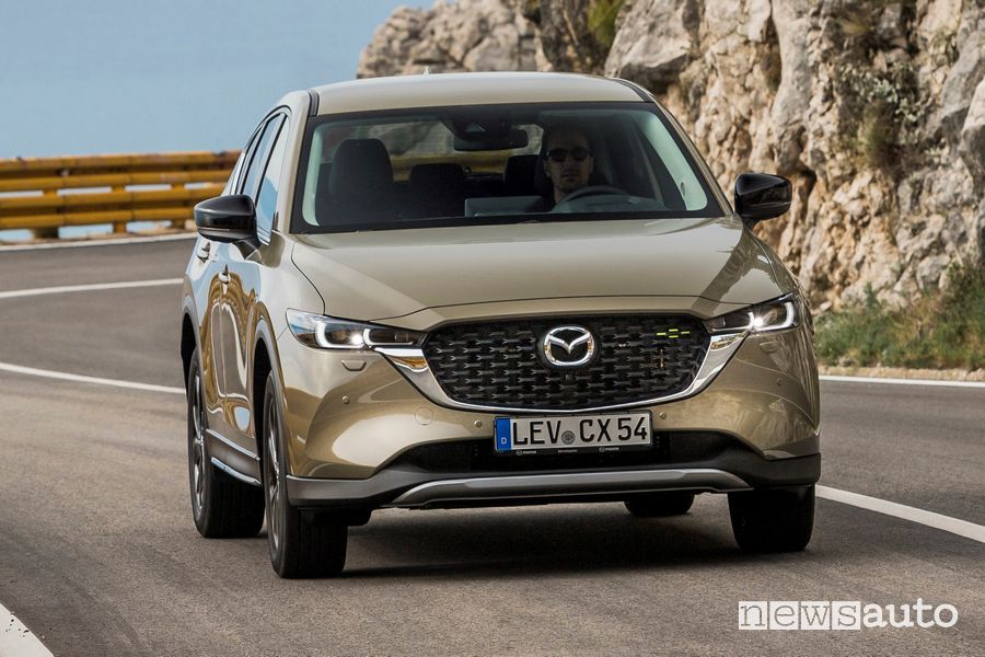Vista anteriore Mazda CX-5 2022 Newground su strada