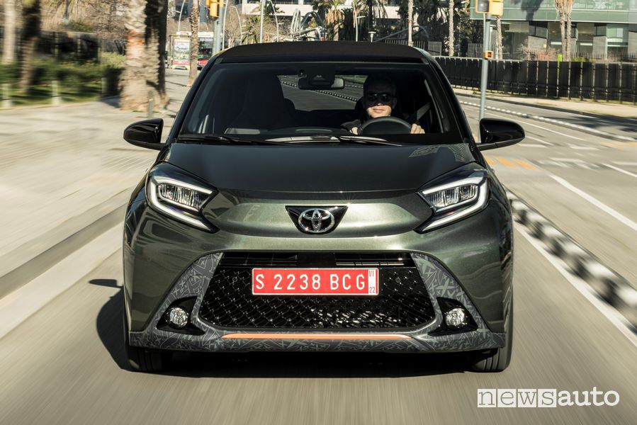 Vista anteriore nuova Toyota Aygo X Limited su strada