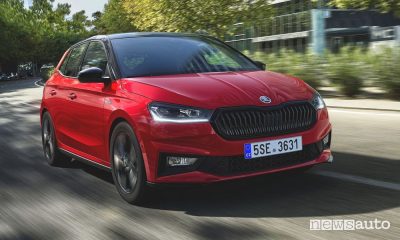 Vista di profilo Skoda Fabia Monte Carlo su strada