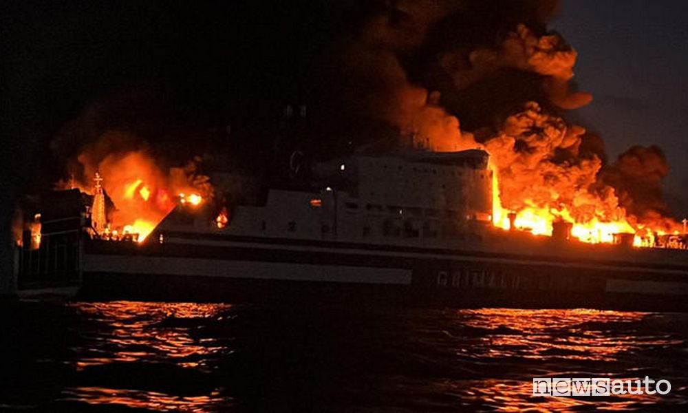 Incendio traghetto Grimaldi tra Grecia e Brindisi