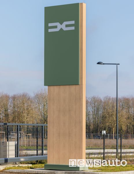 Entrance totem for the new Dacia dealerships