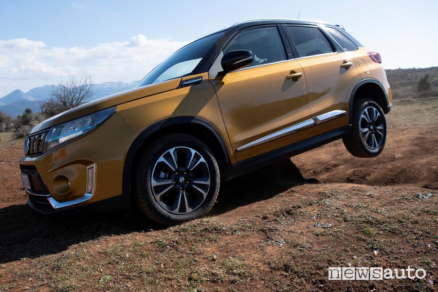 Suzuki Vitara Hybrid 140V in off road twist