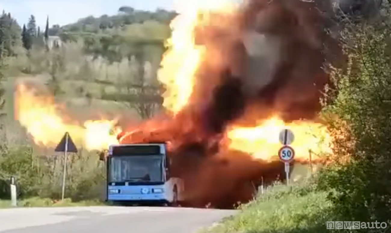 Autobus a fuoco, ma non è elettrico... [video autobus incendiato]