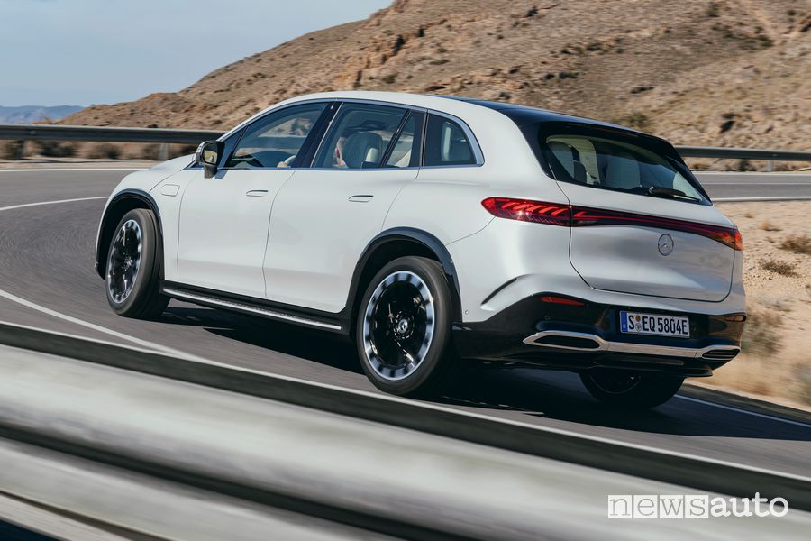 Vista posteriore Mercedes-Benz EQS SUV su strada