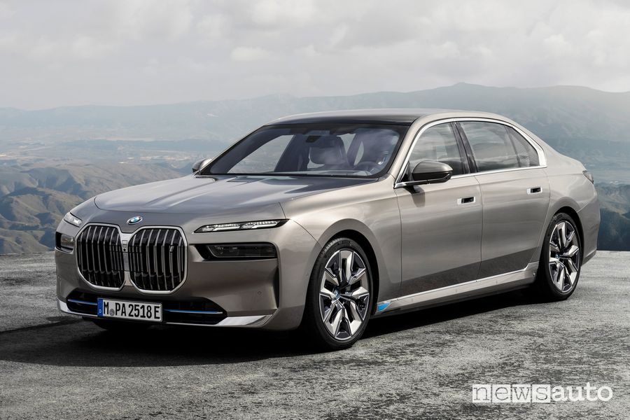 Vista di profilo BMW i7 xDrive60 elettrica