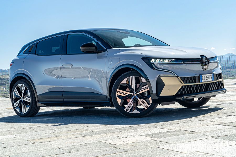 Vista di profilo nuova Renault Mégane E-TECH Electric
