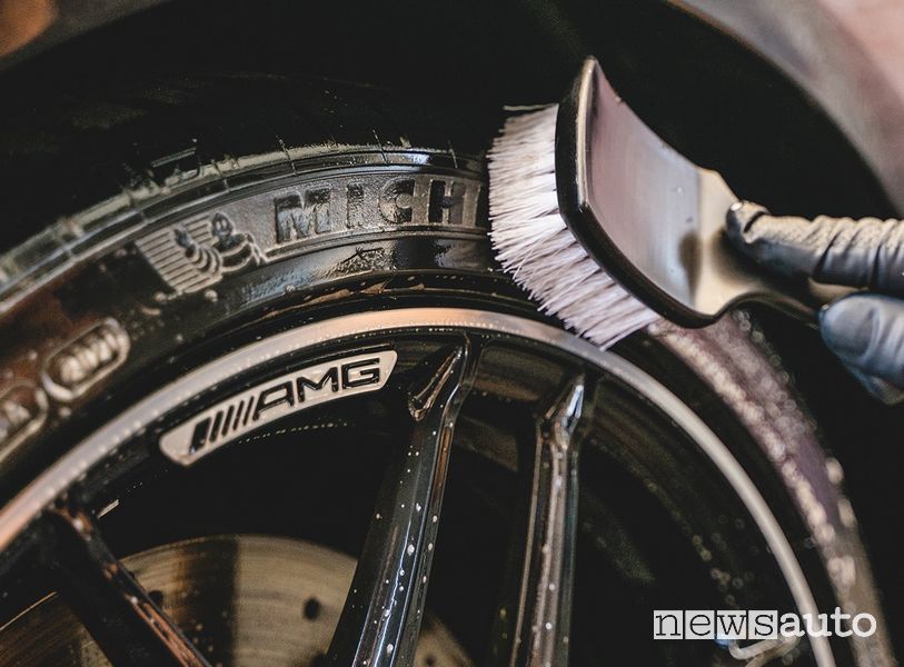 Wheel and Tyre Cleaner fa parte della linea di prodotti Maniac Line di Ma-Fra