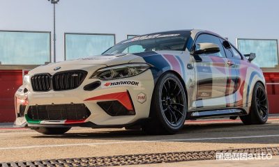 Vista di profilo BMW M2 CS Racing Cup nella pit-lane di Misano