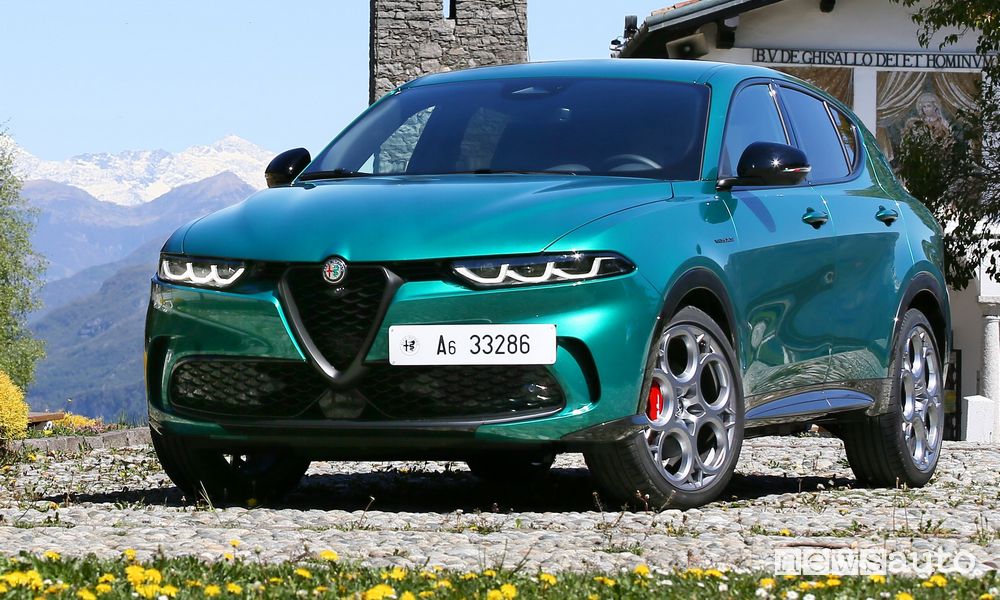 Vista di profilo nuovo Alfa Romeo Tonale Ti