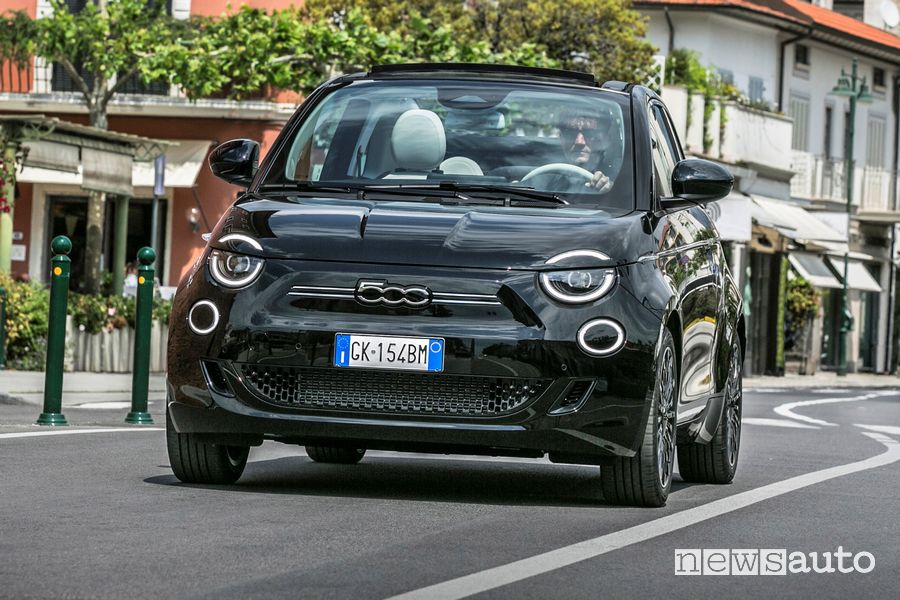 Vista anteriore Fiat 500 La Prima by Bocelli su strada