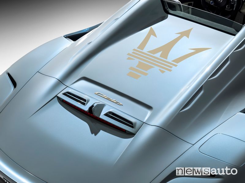 Decalcomania del Tridente sul cofano motore Maserati MC20 Cielo