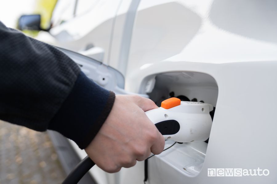 Pick-up elettrico Maxus T90 in ricarica