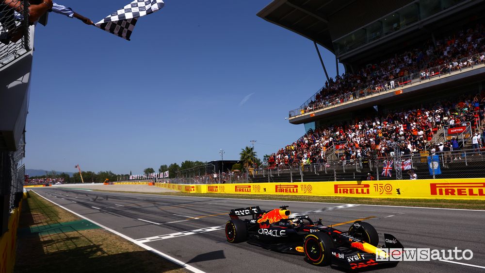 F1 Gp Spagna 2022 bandiera a scacchi Red Bull Max Verstappen