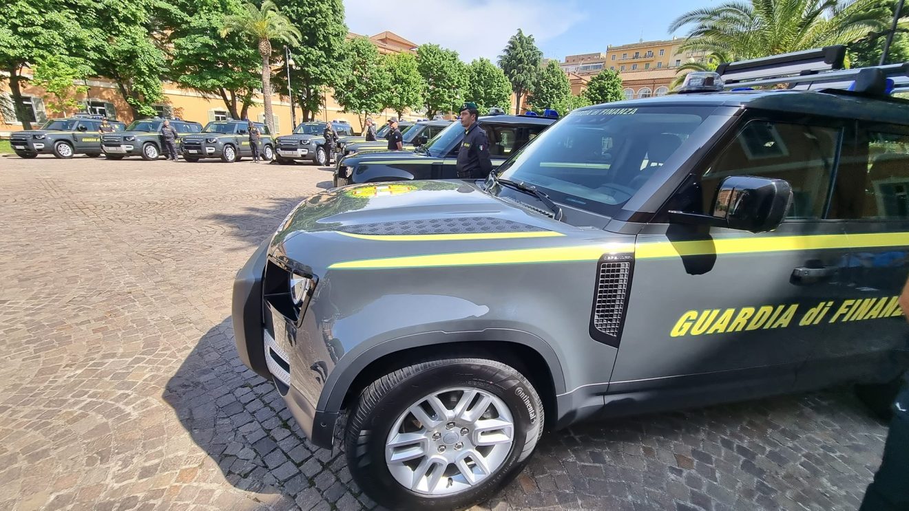 Nuovi Defender alla Guardia di Finanza, allestimento speciale Land Rover