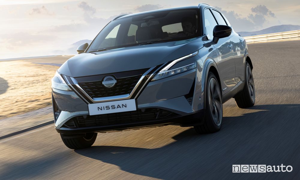 Vista anteriore Nissan Qashqai e-POWER su strada