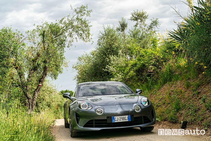 Vista anteriore nuova Alpine A110 GT
