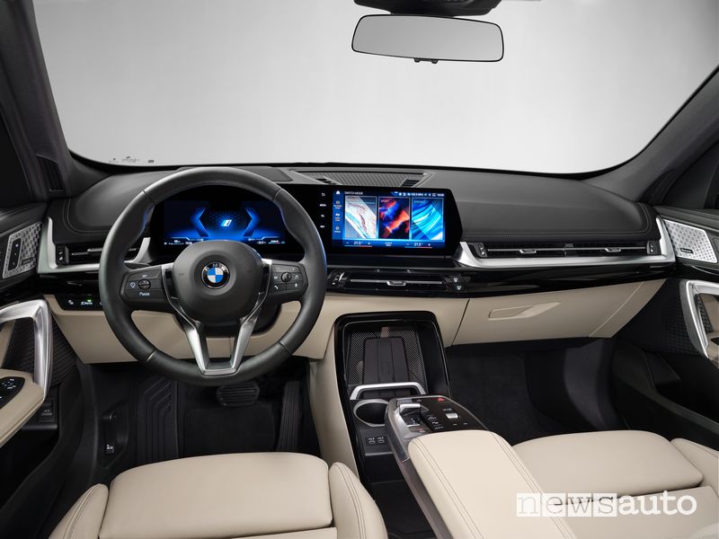 Plancia strumenti abitacolo BMW X1 xDrive30e ibrida plug-in