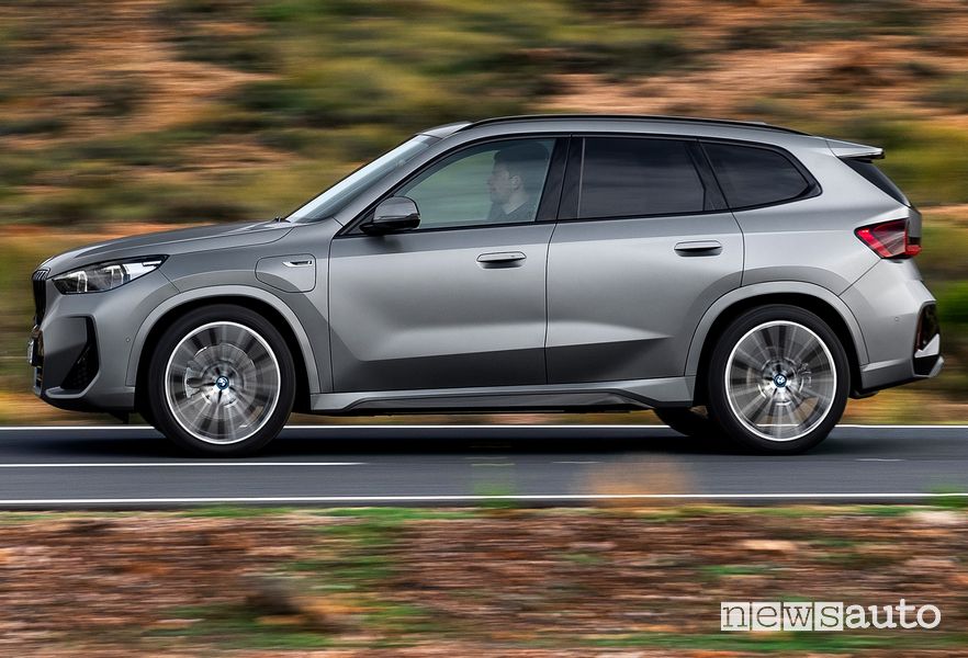 Vista laterale BMW X1 xDrive30e ibrida plug-in su strada