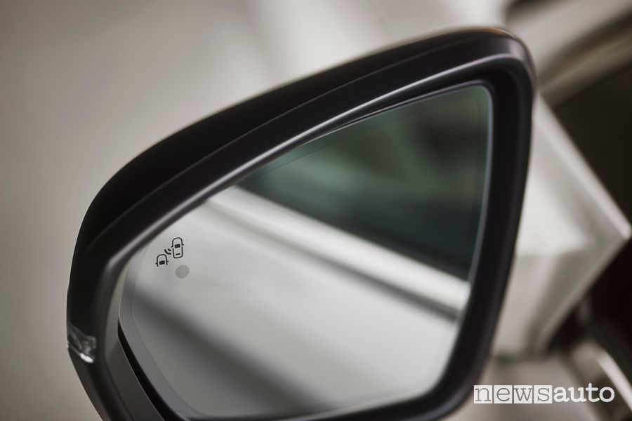 DS 7 E-Tense mirror blind spot sensor