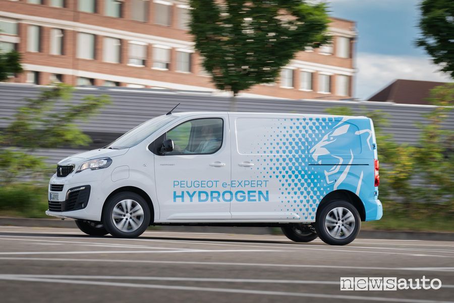 Vista laterale Peugeot e-Expert Hydrogen su strada
