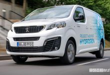 Vista di profilo Peugeot e-Expert Hydrogen su strada