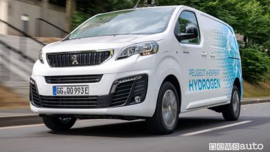 Vista di profilo Peugeot e-Expert Hydrogen su strada