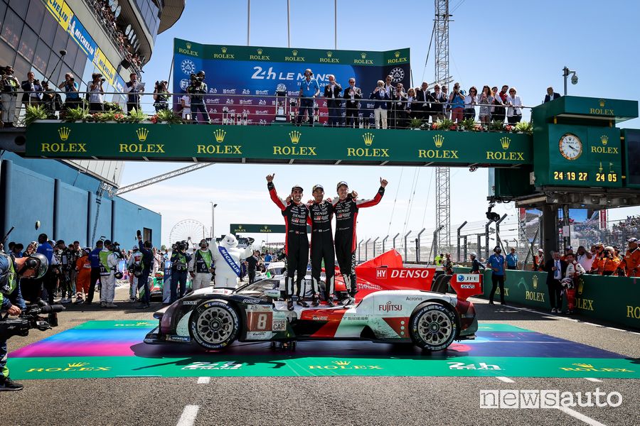 Buemi, Hartley, Hirakawa festeggiano la vittoria Toyota alla 24 Ore di Le Mans 2022