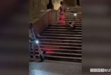 Monopattino lanciato sulla scalinata di Piazza di Spagna, il video