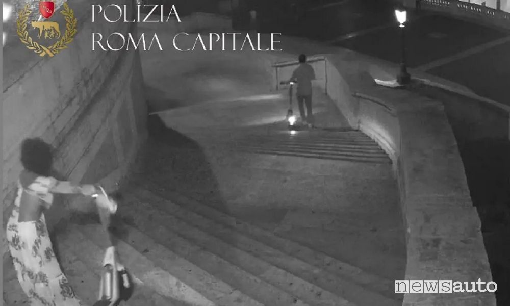 La coppia di turisti con il monopattino sulla scalinata di Trinità dei Monti a Piazza di Spagna