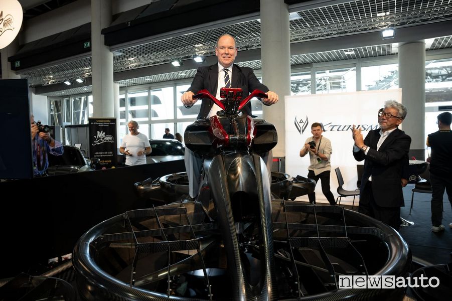 Principe Alberto II di Monaco sulla moto volante di Xturismo durante il Top Marques 2022