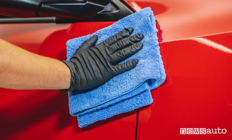 Come lavare l'auto a secco, che prodotto usare