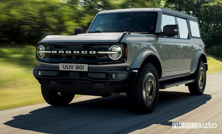 Vista di profilo Ford Bronco su strada