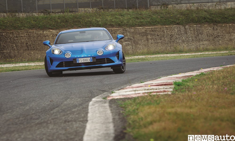Alpine A110 Premiere Edition enters corners during the track test