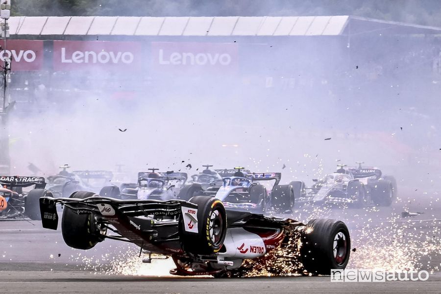 Incidente F1 Silverstone Alfa Romeo Guanyu Zhou