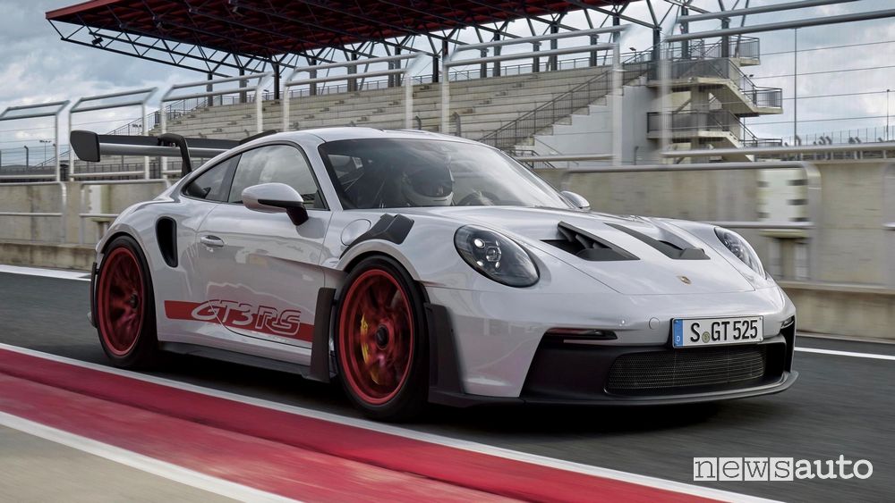 Vista di profilo Porsche 911 GT3 RS in pista