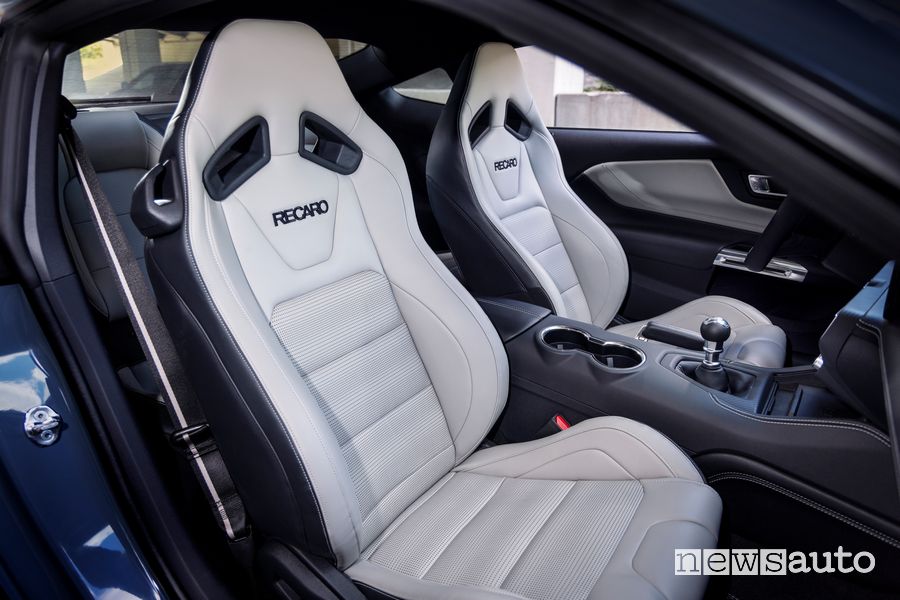 Sedili Recaro anteriori abitacolo nuova Ford Mustang GT