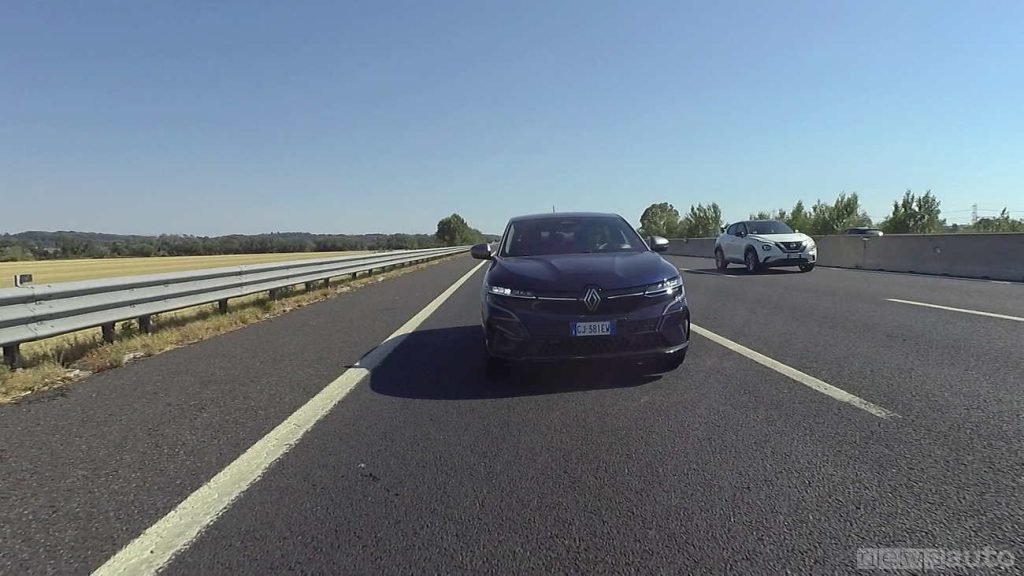 La Mégane E-Tech in autostrada per un viaggio di test da Roma a Firenze 