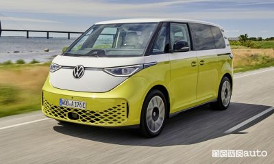 Vista di profilo Volkswagen ID. Buzz su strada