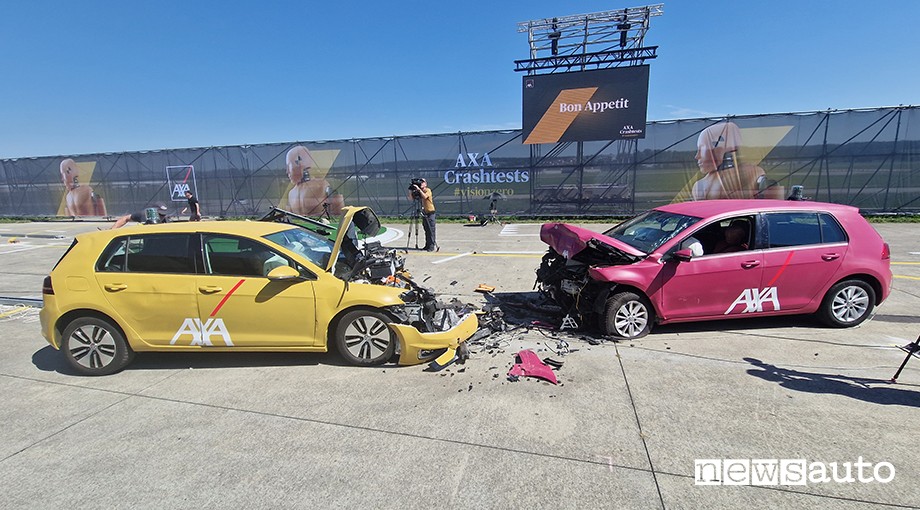 Crash test condotto da Axa che ha coinvolto due Volkswagen Golf