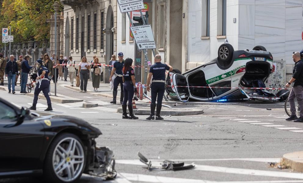 Incidente Milano, auto dei vigili contro una Ferrari