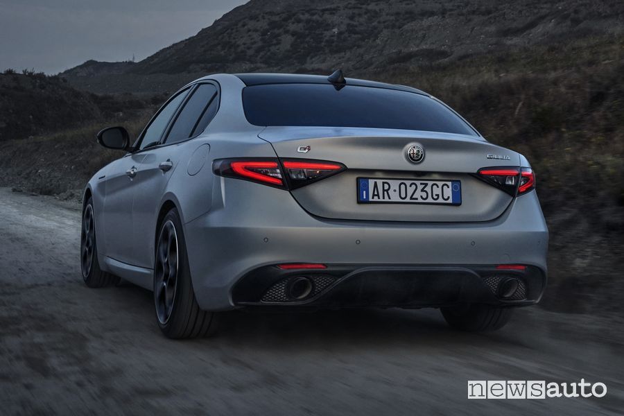 Alfa Romeo Giulia Competizione 2023 posteriore 3/4 sullo sterrato