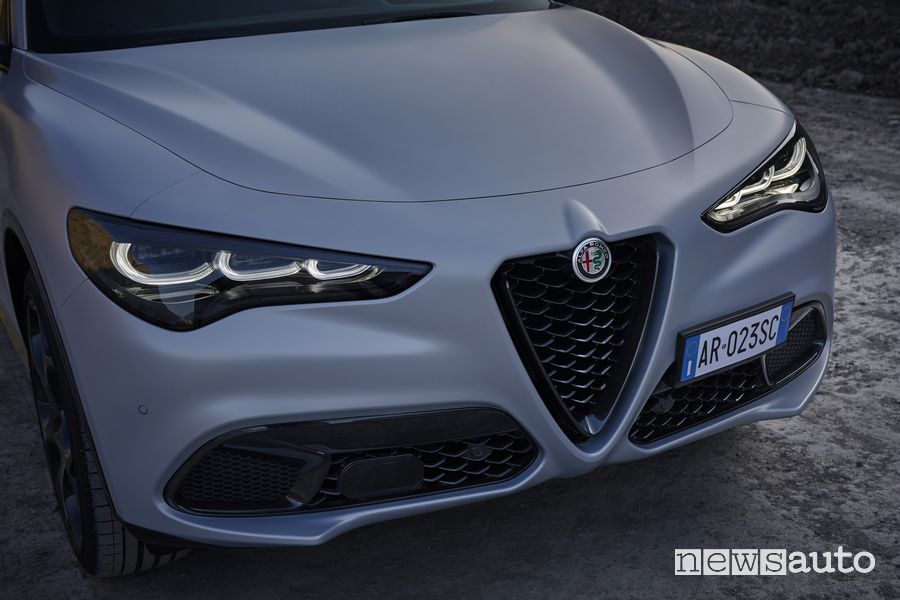 Nuovo Alfa Romeo Stelvio Competizione paraurti anteriore, firma luminosa