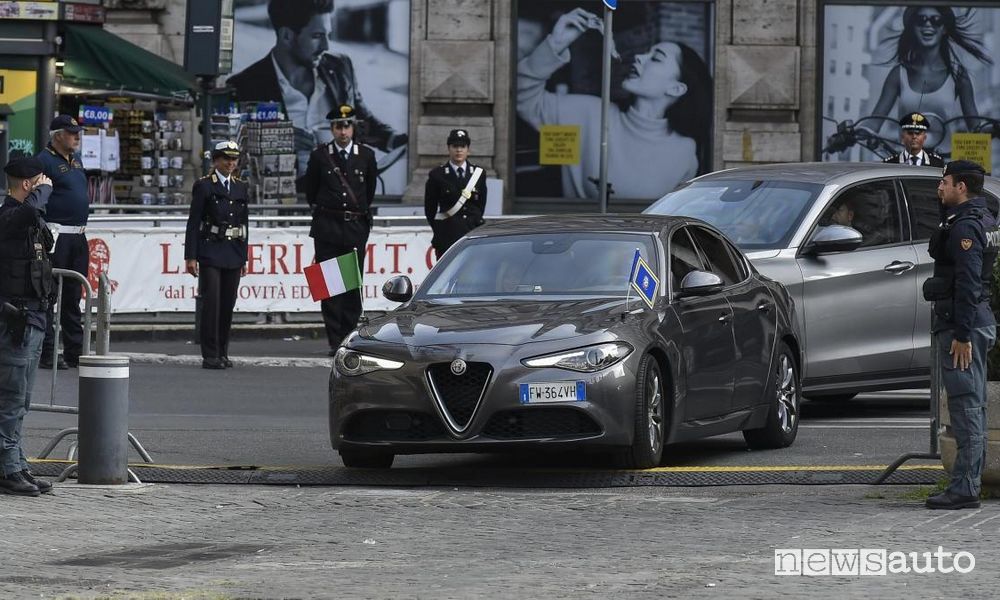 Alfa Romeo Giulia con a bordo il Presidente del Consiglio Giorgia Meloni