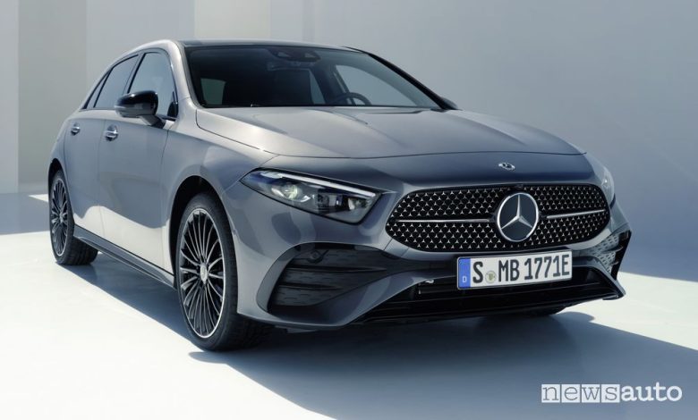 Vista di profilo Mercedes-Benz Classe A 250 e plug-in