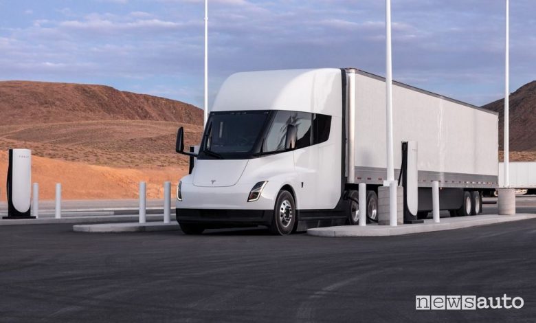 Tesla Semi camion elettrico, caratteristiche, autonomia e prezzo