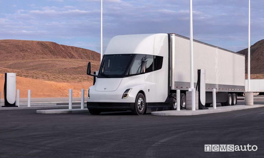 Tesla Semi camion elettrico, caratteristiche, autonomia e prezzo